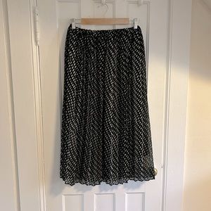 EUC Uniqlo long pleated black & white print skirt (Size S/M)